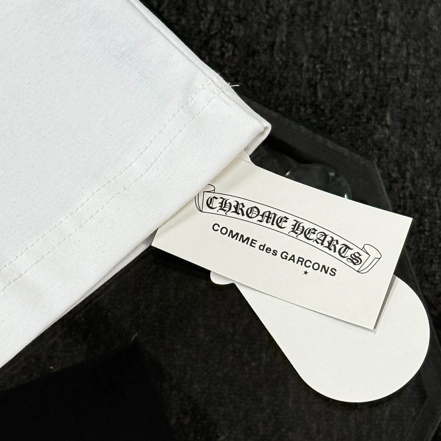 P180 Chrome Hearts Chrome Hearts 25 high-end versions. The fabric is made of 300 grams of high-density pure cotton. It does not deform or shrink. It has three labels. It is the same style for men and women. Technology: suede foaming + digital printing. Color: white, black. SIZE: S-XL.